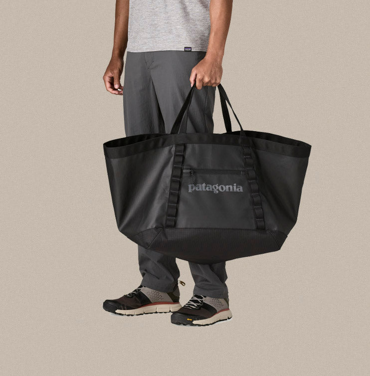 patagonia tote bag black Hole 25L Worn Wear the bag offers reliable water resistance and exceptional durability against abrasion and wear Patagonia Black Hole Gear Tote